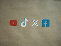 eine-gruppe-ausgeschnittener-buchstaben-die-das-wort-dxo-buchstabieren-KSl-dkCha14