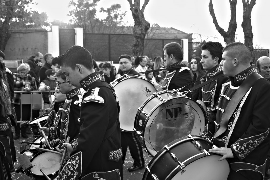 eine-gruppe-von-mannern-die-vor-einer-menschenmenge-trommeln-spielen-oVF7i-TB4MY