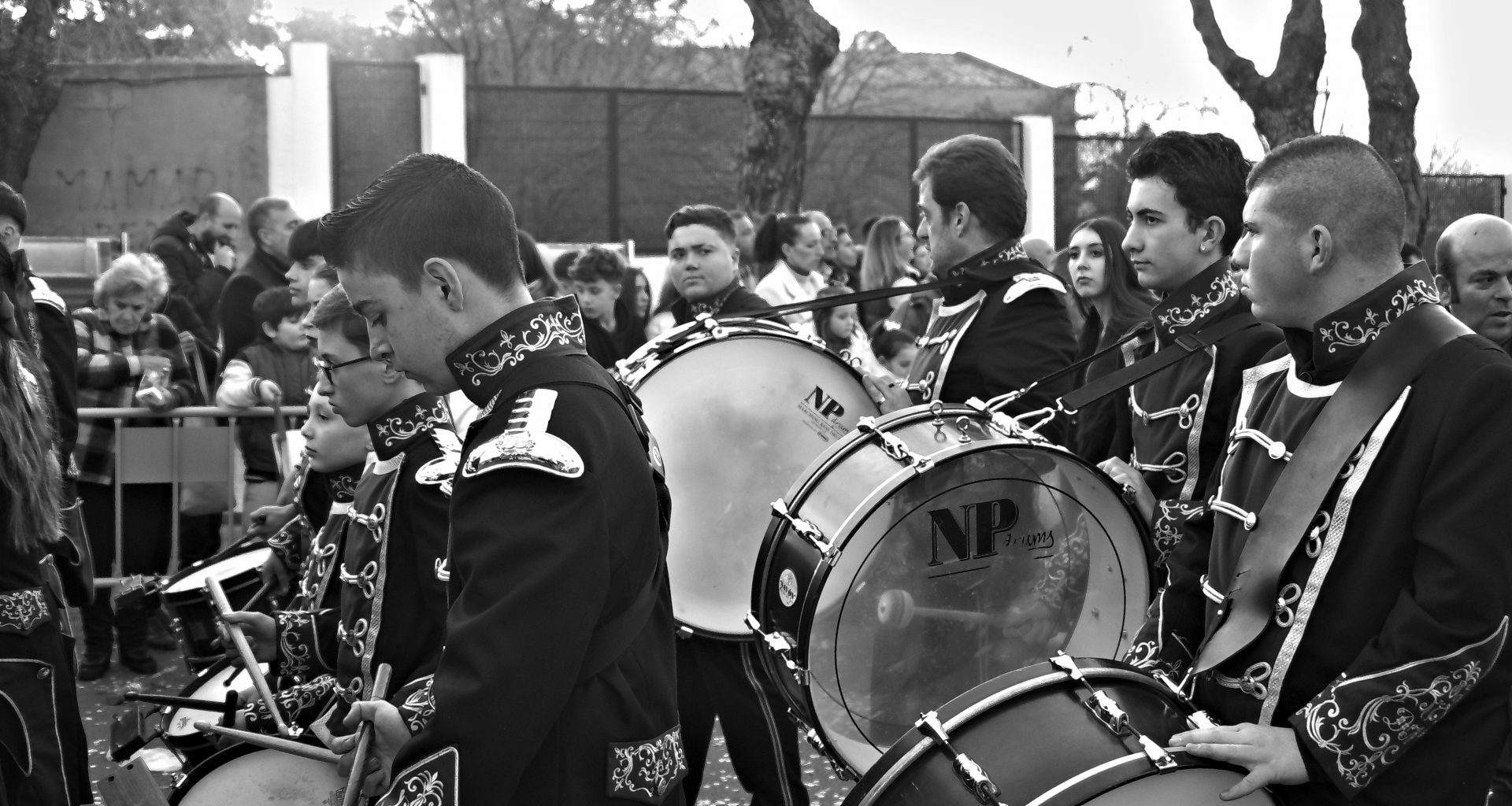 eine-gruppe-von-mannern-die-vor-einer-menschenmenge-trommeln-spielen-oVF7i-TB4MY