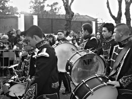 eine-gruppe-von-mannern-die-vor-einer-menschenmenge-trommeln-spielen-oVF7i-TB4MY