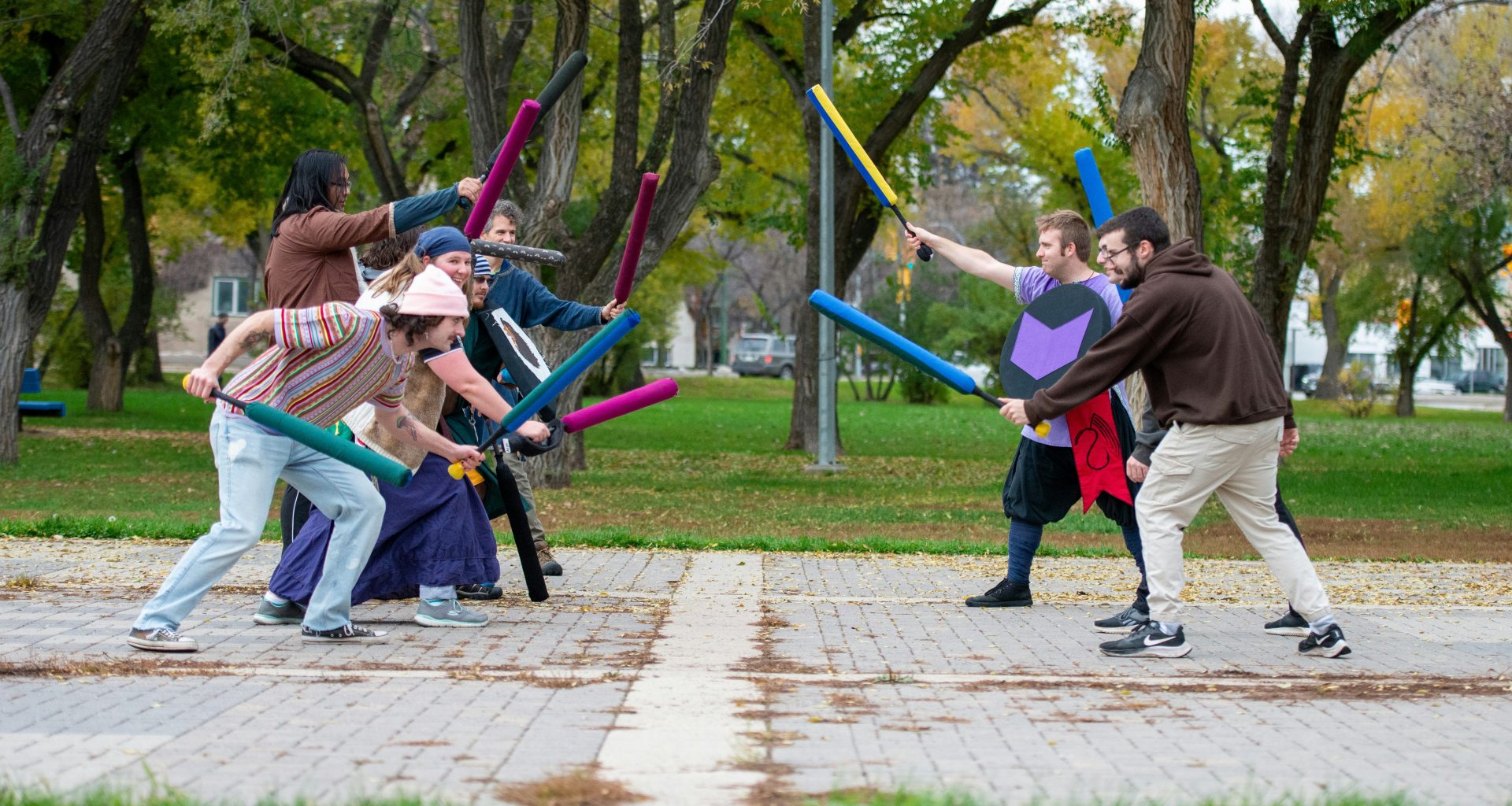 eine-gruppe-von-menschen-die-eine-partie-baseball-spielen-Kmv8t8mZDes