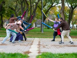 eine-gruppe-von-menschen-die-eine-partie-baseball-spielen-Kmv8t8mZDes