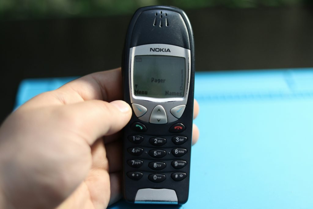 eine-hand-halt-ein-klassisches-nokia-handy-sT117ioOx-k