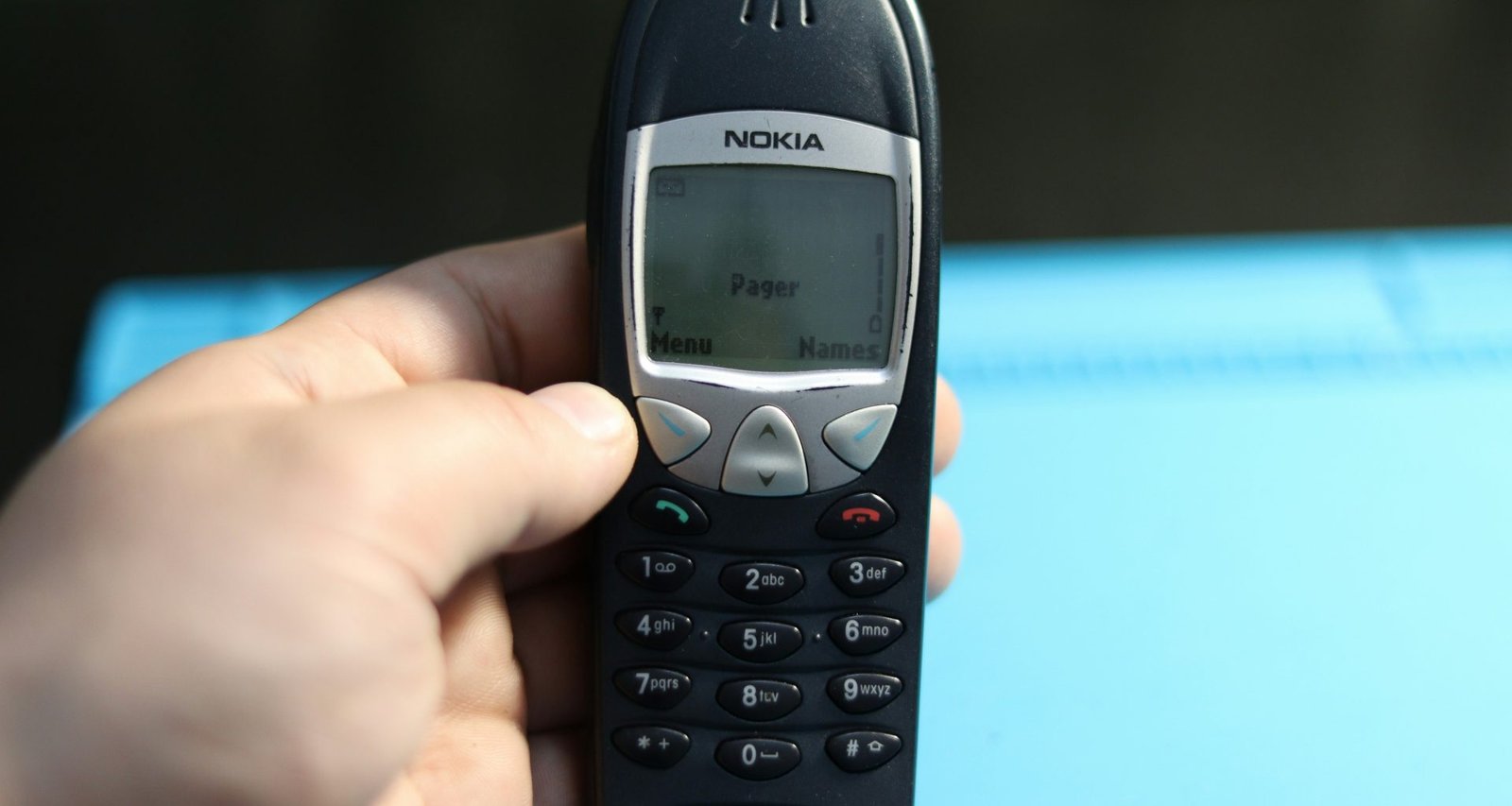 eine-hand-halt-ein-klassisches-nokia-handy-sT117ioOx-k