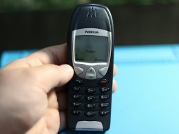 eine-hand-halt-ein-klassisches-nokia-handy-sT117ioOx-k