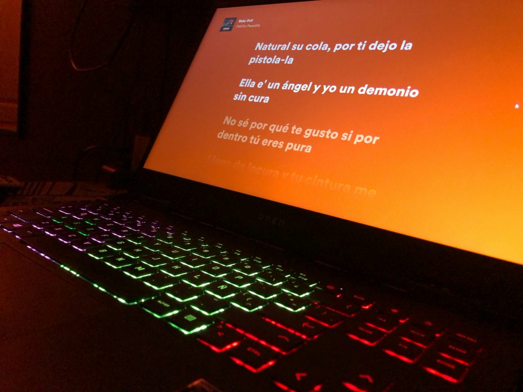 ein-laptop-der-auf-einem-schreibtisch-sitzt-5GoHELsDYDI