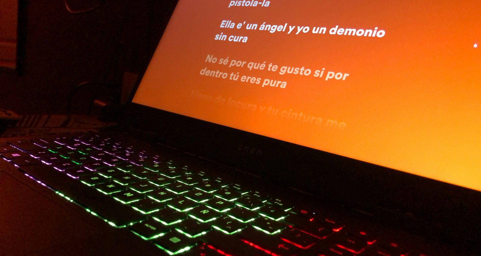 ein-laptop-der-auf-einem-schreibtisch-sitzt-5GoHELsDYDI