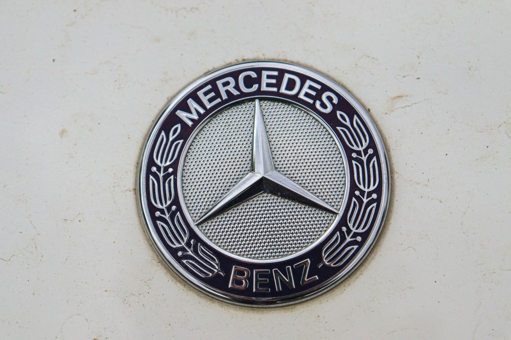 ein-mercedes-emblem-an-der-seite-eines-autos-peQAo2SIlKs