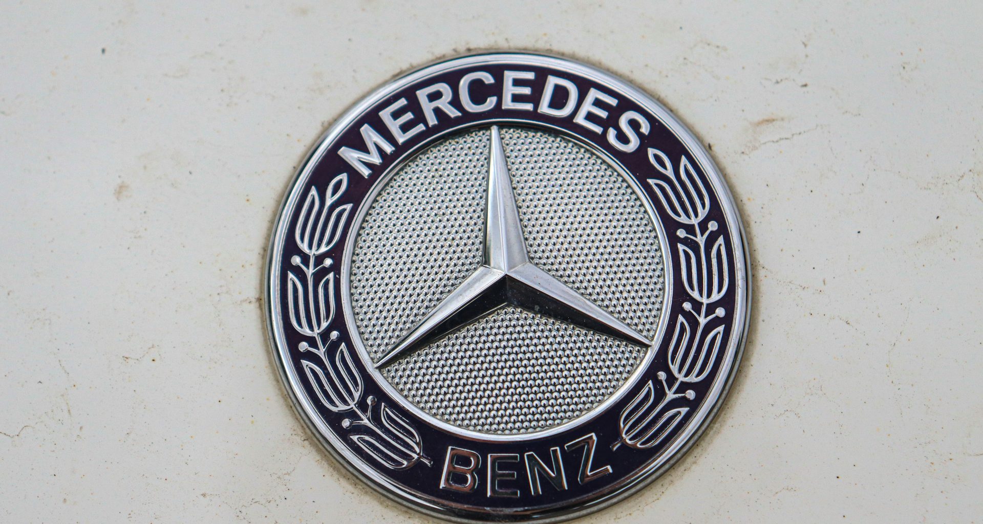 ein-mercedes-emblem-an-der-seite-eines-autos-peQAo2SIlKs