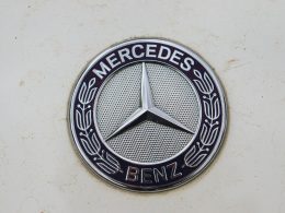 ein-mercedes-emblem-an-der-seite-eines-autos-peQAo2SIlKs