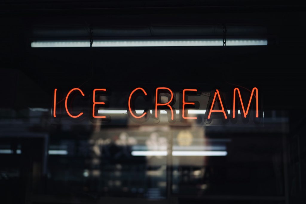 eine-leuchtreklame-mit-der-aufschrift-eiscreme-ovGb6cNJA8E