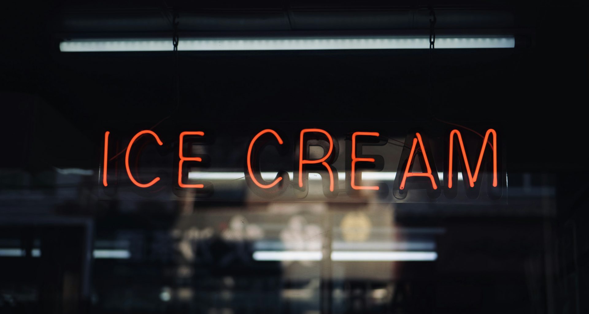 eine-leuchtreklame-mit-der-aufschrift-eiscreme-ovGb6cNJA8E