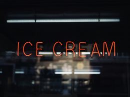 eine-leuchtreklame-mit-der-aufschrift-eiscreme-ovGb6cNJA8E