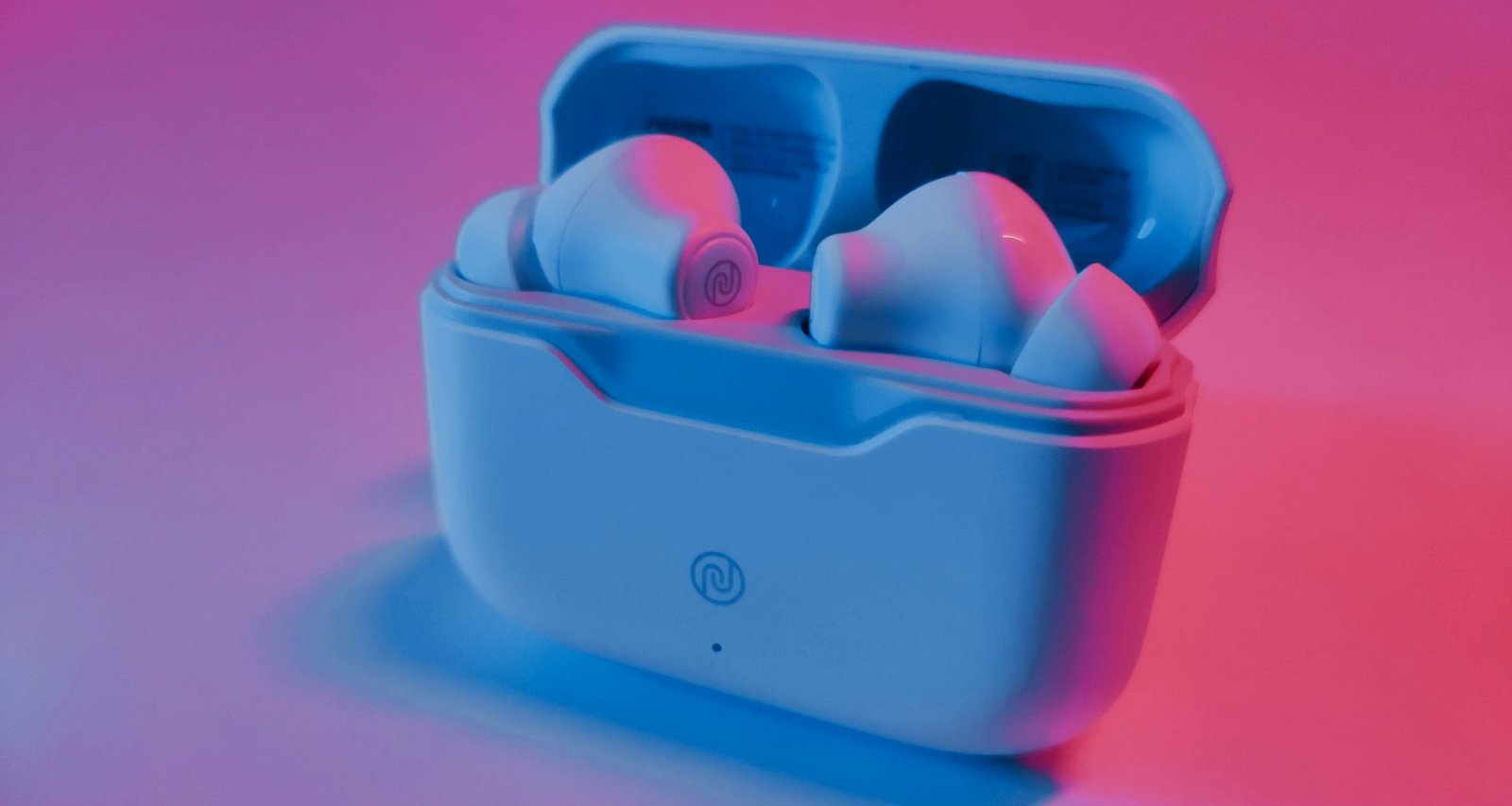 ein-paar-ohrhorer-in-einem-blauen-etui-QYlzmESPPXU