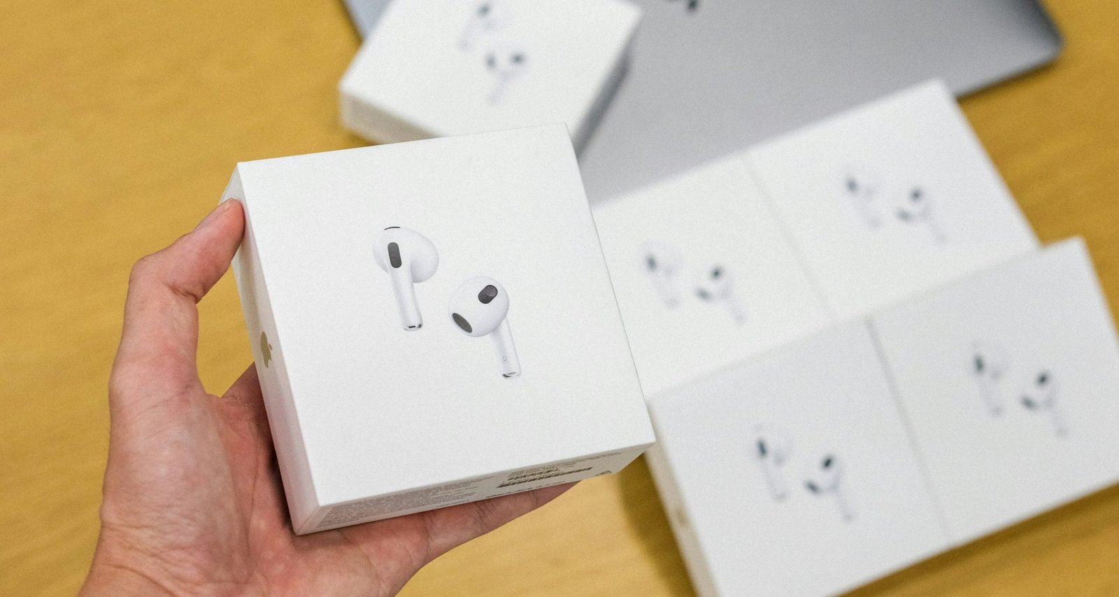 eine-person-die-eine-schachtel-mit-ohrstopseln-halt-TdOwWvJ_pIA