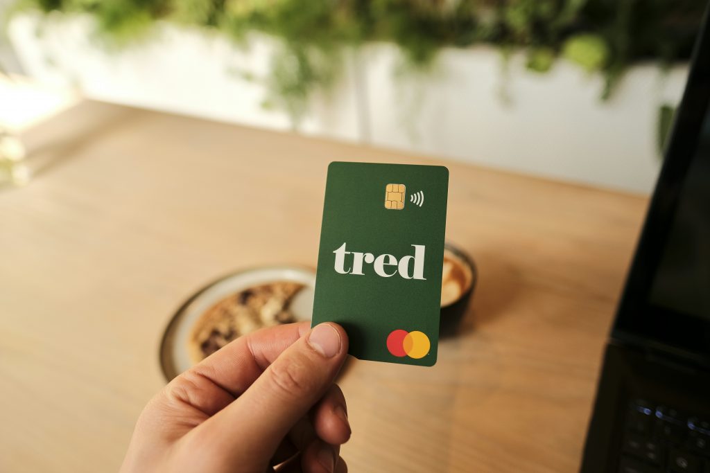 eine-person-die-eine-kreditkarte-mit-dem-wort-versucht-besitzt-E4YWo-jOjiA