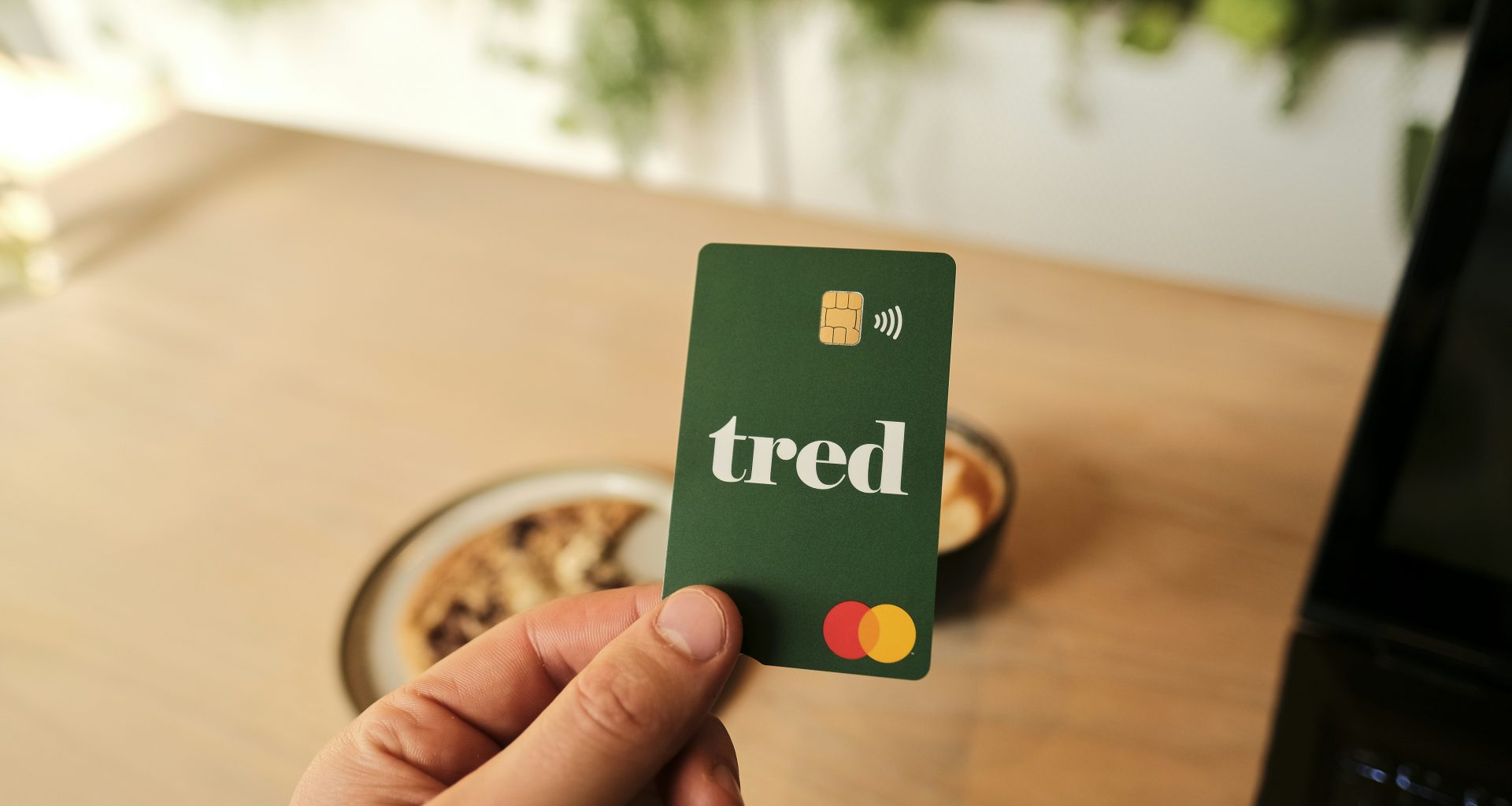 eine-person-die-eine-kreditkarte-mit-dem-wort-versucht-besitzt-E4YWo-jOjiA