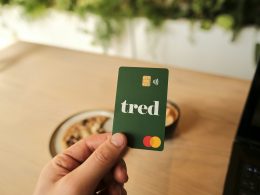 eine-person-die-eine-kreditkarte-mit-dem-wort-versucht-besitzt-E4YWo-jOjiA