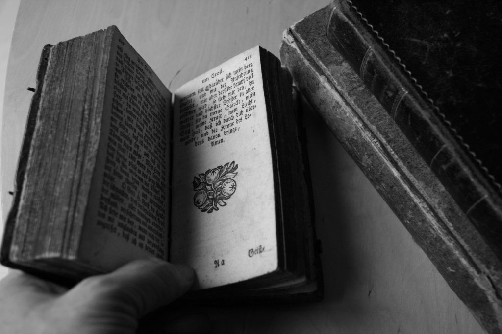 eine-person-halt-ein-buch-in-der-hand-GhKFvL8cH2Y