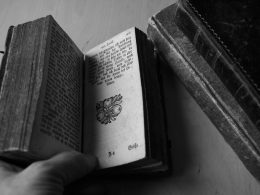 eine-person-halt-ein-buch-in-der-hand-GhKFvL8cH2Y