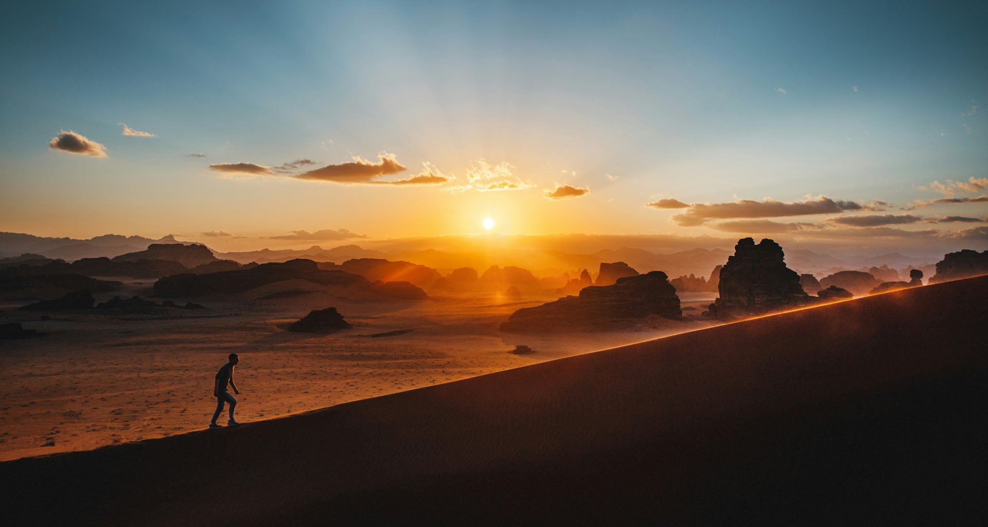 eine-person-die-auf-einem-sandigen-hugel-steht-2gVgVf5CNAE