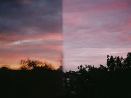 ein-bild-eines-sonnenuntergangs-das-durch-ein-fenster-aufgenommen-wurde-BAchcyGylCQ