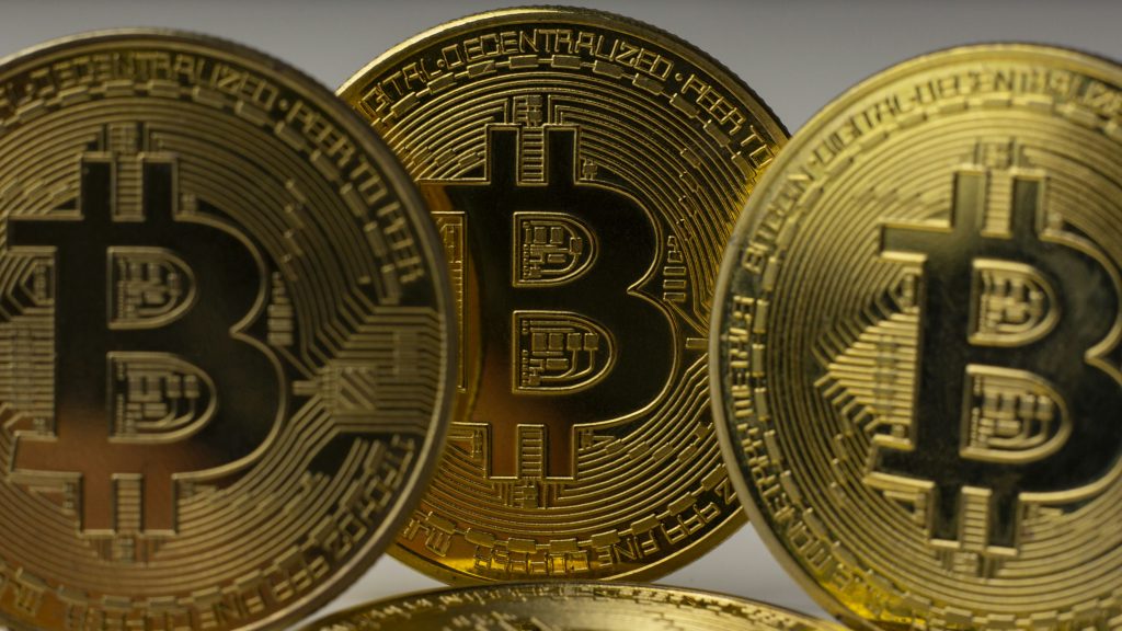 ein-haufen-gold-bitcoins-die-ubereinander-sitzen-QJla3-qZphQ