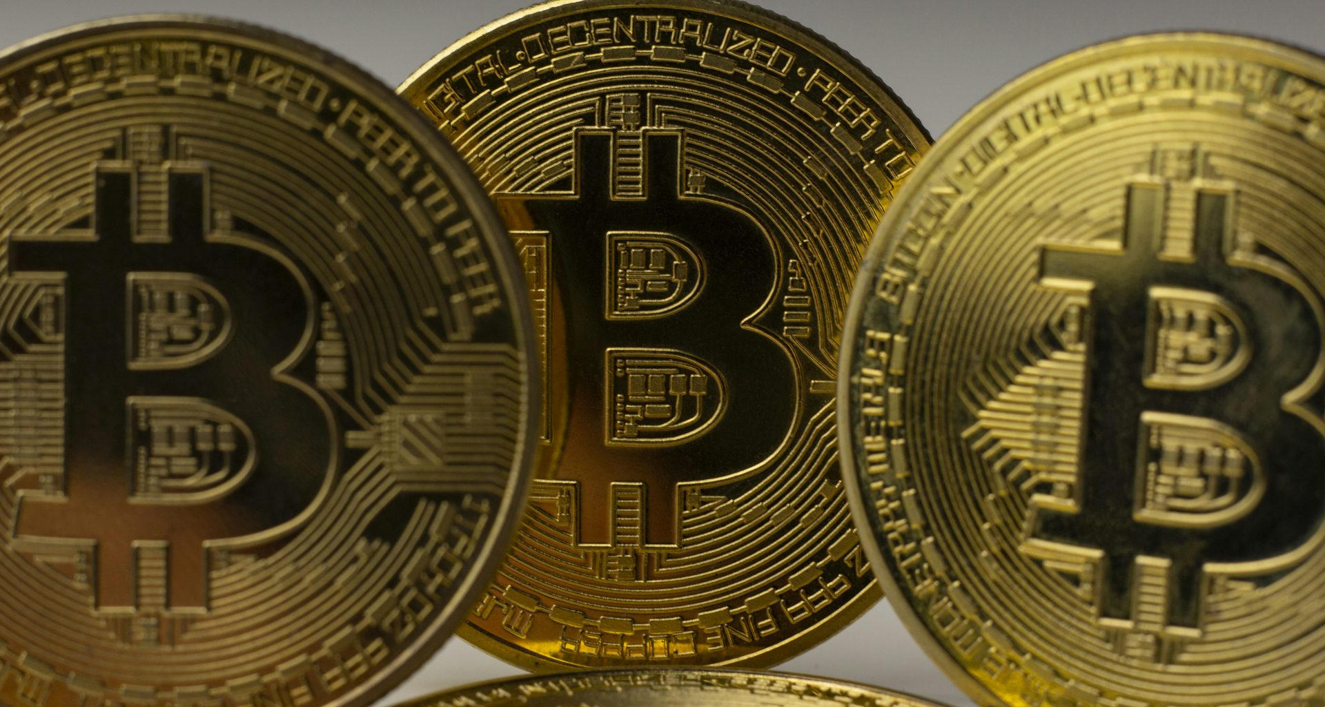 ein-haufen-gold-bitcoins-die-ubereinander-sitzen-QJla3-qZphQ