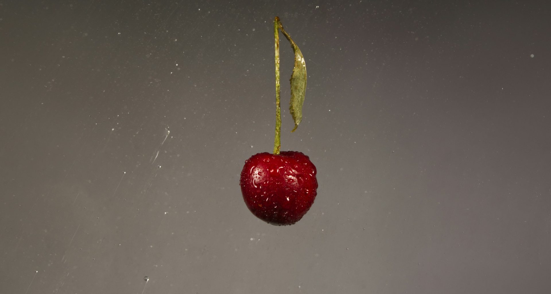 ein-roter-apfel-der-an-einer-schnur-in-der-luft-hangt-f2K1k1RSO04