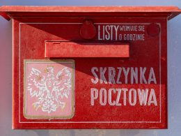 ein-roter-briefkasten-mit-dem-bild-eines-vogels-darauf-FmGwo93ExOc