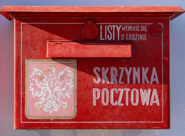 ein-roter-briefkasten-mit-dem-bild-eines-vogels-darauf-FmGwo93ExOc