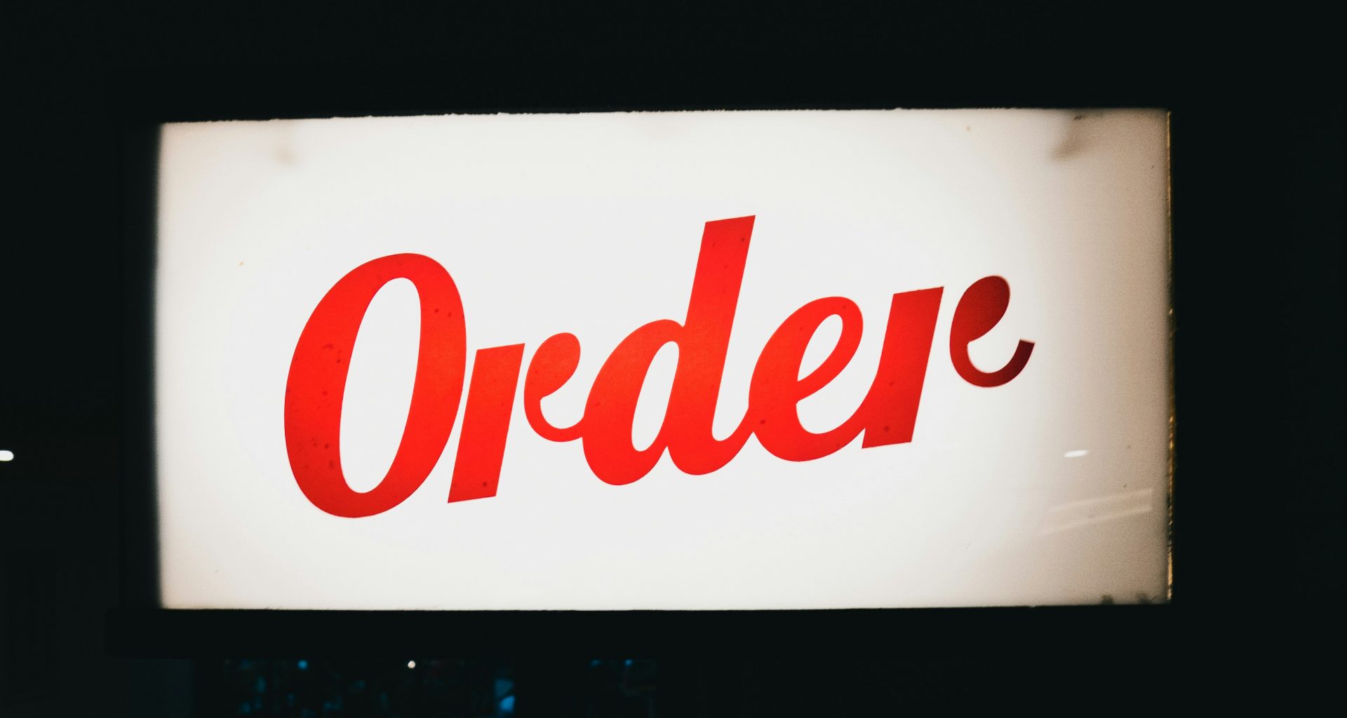 ein-rotes-ordnungsschild-das-an-der-seite-eines-gebaudes-hangt-rHXI_D1yltA