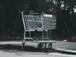 ein-einkaufswagen-steht-am-strassenrand-Wdr2PyOjmgQ
