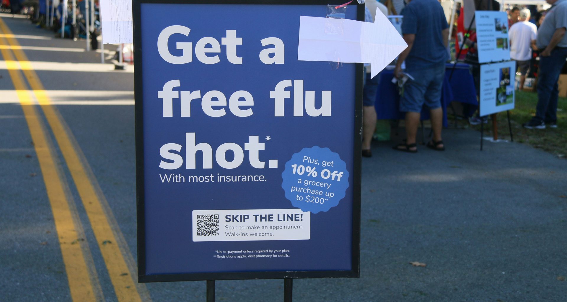 ein-schild-das-fur-eine-kostenlose-grippeschutzimpfung-wirbt-fgwK423HRaw