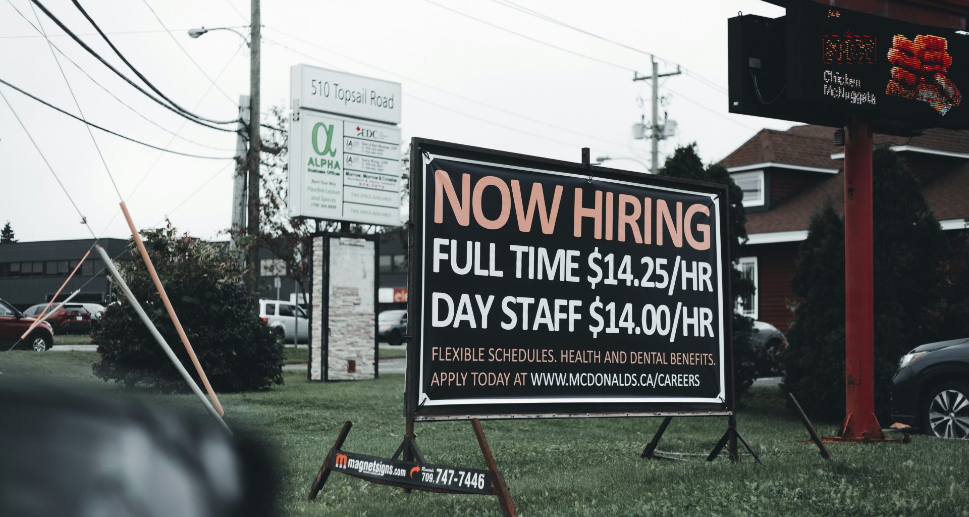 ein-schild-im-gras-das-fur-eine-jobmesse-wirbt-WHS6EUMh80o