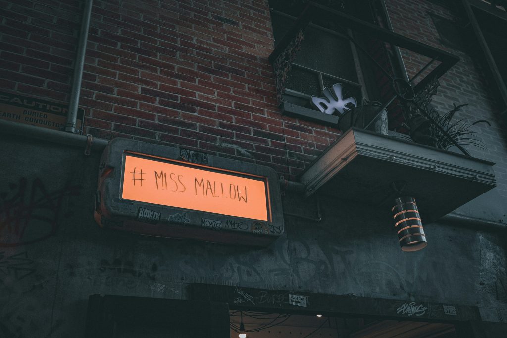 ein-schild-an-einem-gebaude-i3YnTHm8DkA