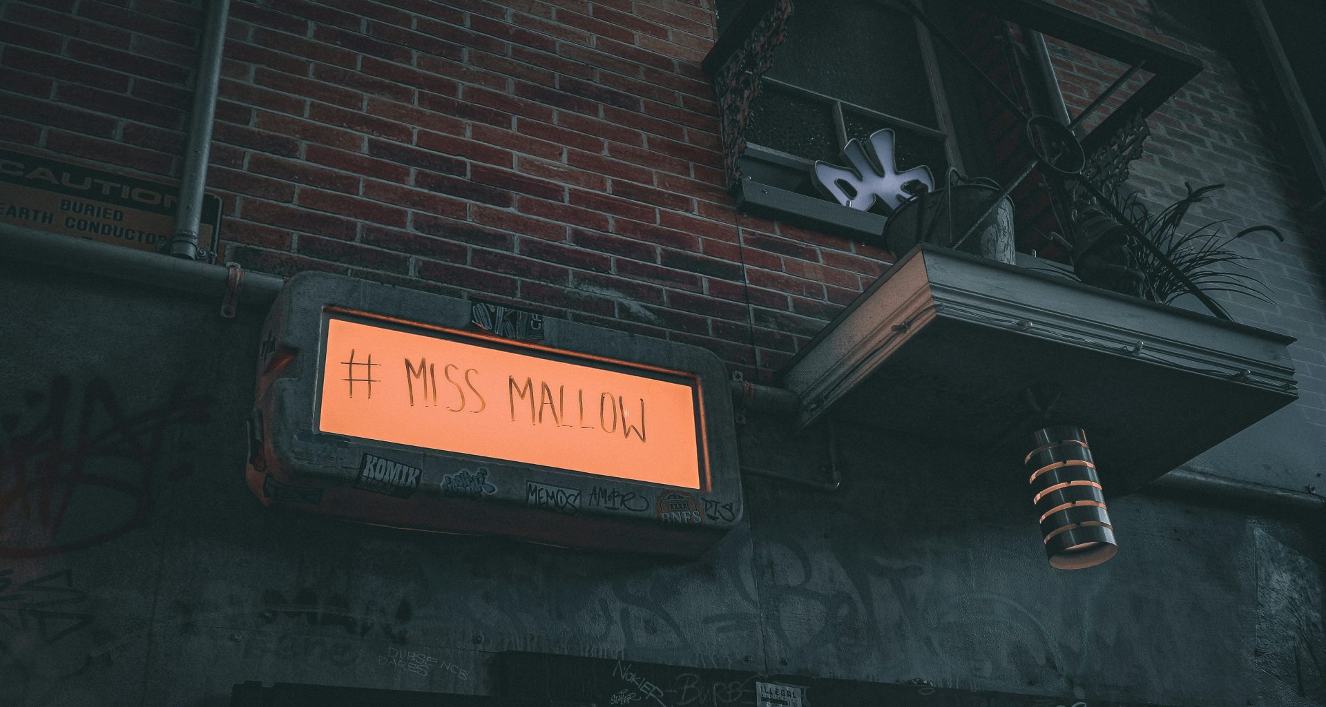 ein-schild-an-einem-gebaude-i3YnTHm8DkA