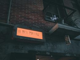 ein-schild-an-einem-gebaude-i3YnTHm8DkA