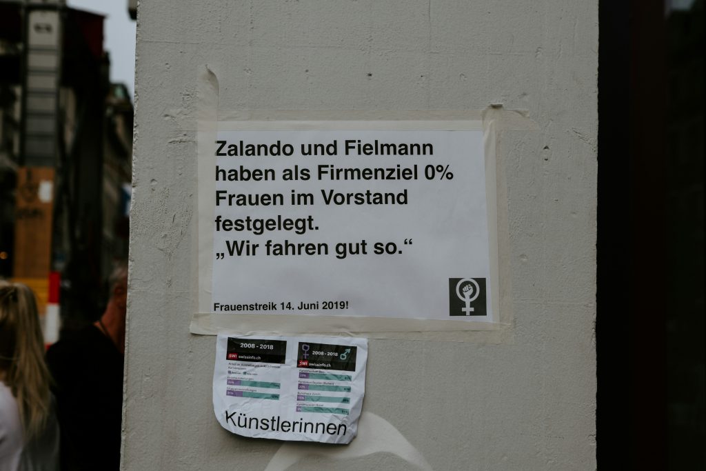 ein-schild-an-der-seite-eines-gebaudes-in-deutschland-tjPtndlKDgg
