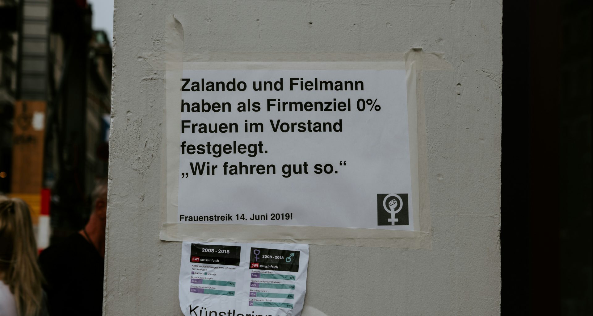 ein-schild-an-der-seite-eines-gebaudes-in-deutschland-tjPtndlKDgg