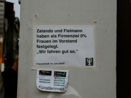 ein-schild-an-der-seite-eines-gebaudes-in-deutschland-tjPtndlKDgg