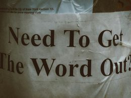 ein-schild-das-sagt-dass-man-das-wort-verbreiten-muss-SRbhuvsSeR0