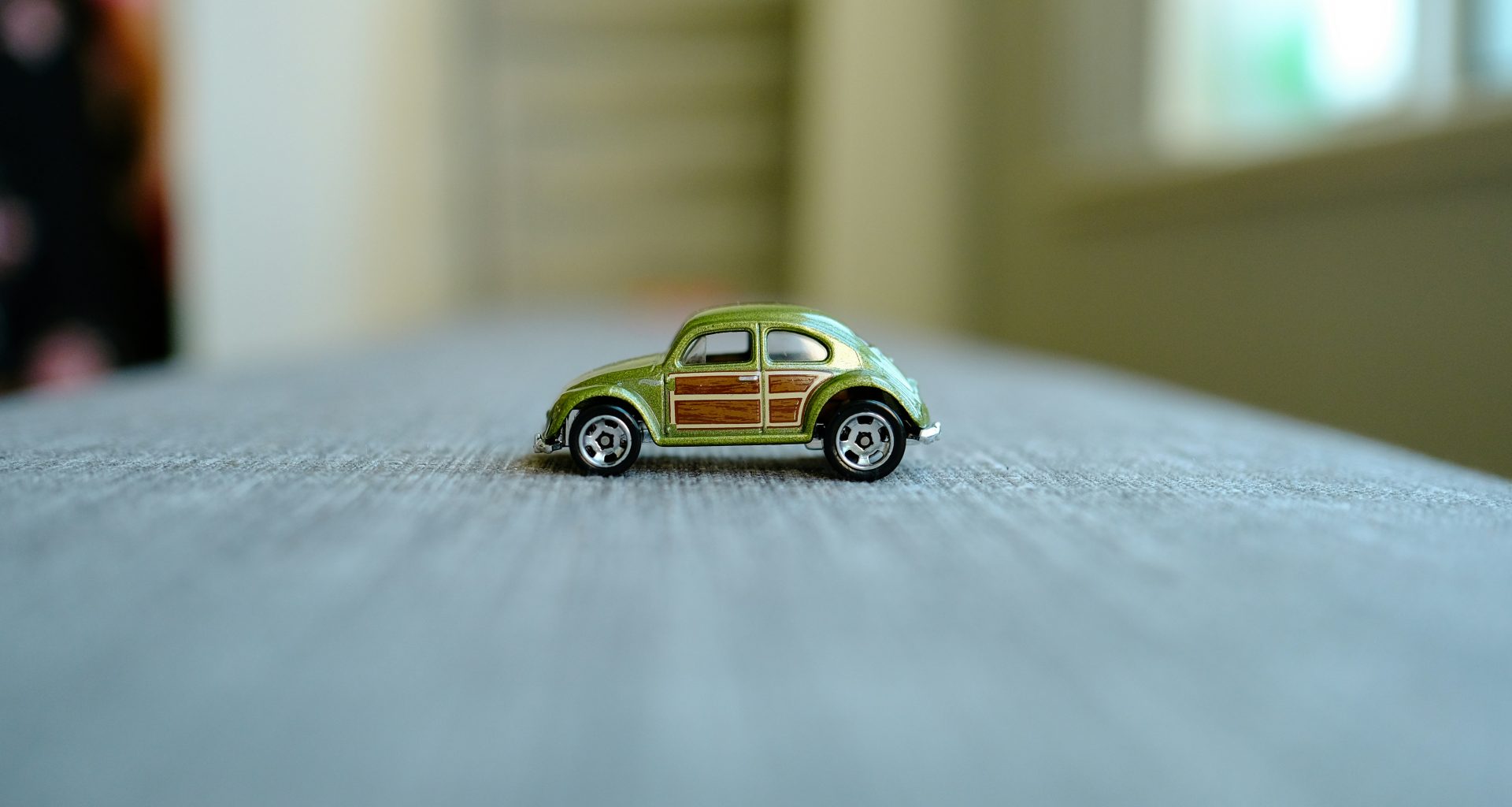 ein-kleines-spielzeugauto-das-auf-einem-tisch-sitzt-oiEiveypvFU