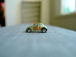 ein-kleines-spielzeugauto-das-auf-einem-tisch-sitzt-oiEiveypvFU