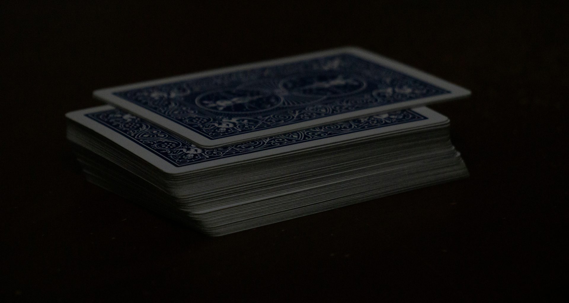 ein-stapel-karten-der-auf-einem-tisch-liegt-OijC1PS6_AA