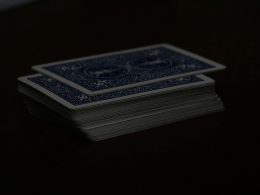 ein-stapel-karten-der-auf-einem-tisch-liegt-OijC1PS6_AA