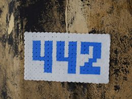 ein-aufkleber-an-der-seite-eines-gebaudes-mit-der-nummer-344-acp3yD5rpqI