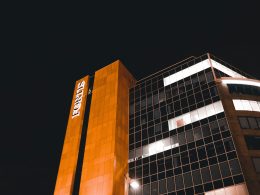 ein-hohes-gebaude-mit-einem-beleuchteten-schild-an-der-seite-3j4t4OdYMvU