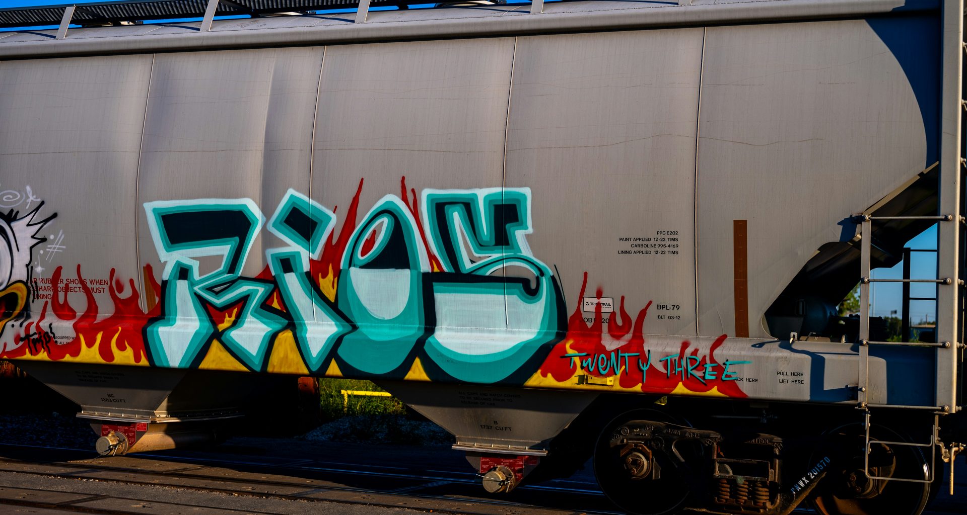 ein-zug-mit-graffiti-an-der-seite-YTbFltFeqYk