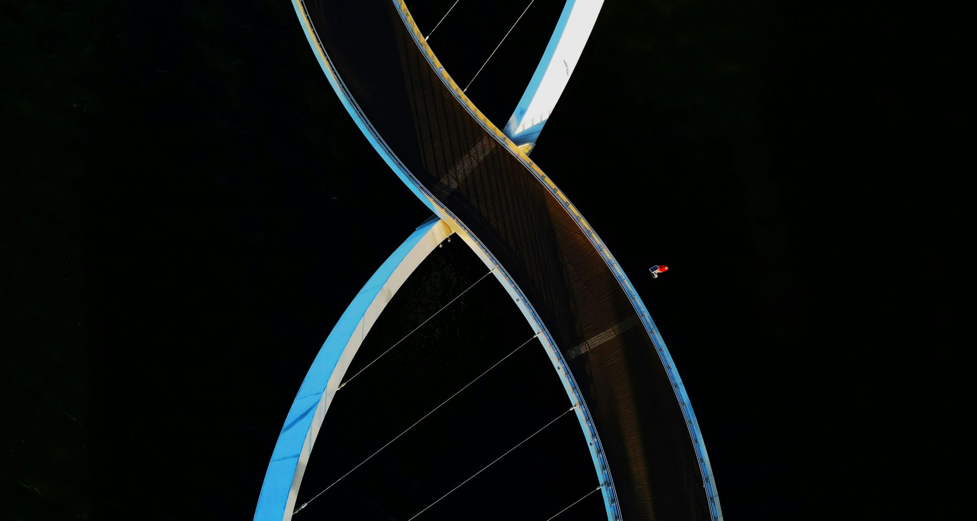 eine-sehr-hohe-brucke-mit-einer-sehr-langen-gekrummten-struktur-b_ZQN4fMGek